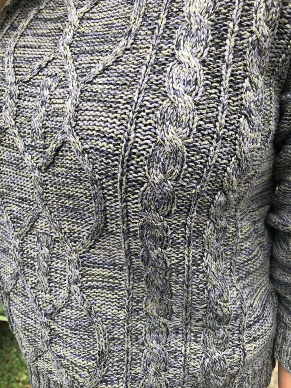 * Winterpullover aus Schweden mit Flechtmuster zu Weihnachten