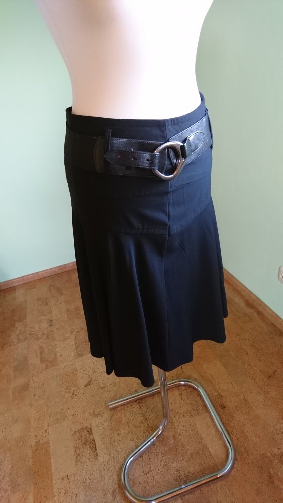 schwarzer Rock schwarz mit Gürtel S/36 WIE NEU