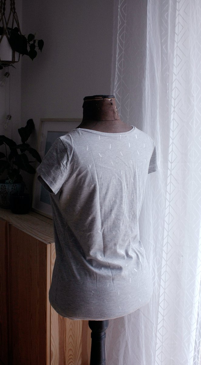 Graues Shirt mit kleinen silbernen Federn
