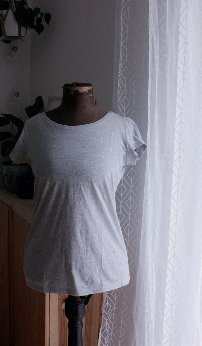 Graues Shirt mit kleinen silbernen Federn