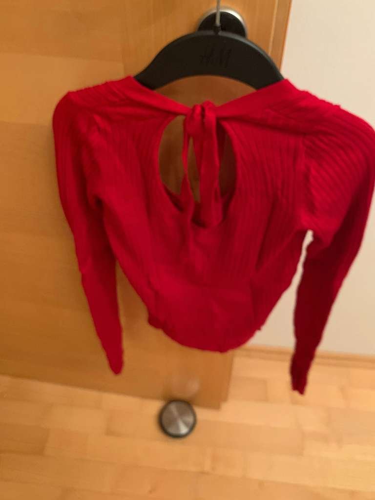 langärmliges rotes Shirt