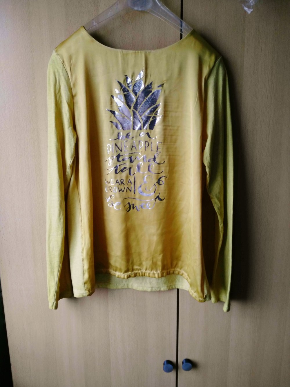 Schönes gelbes Shirt