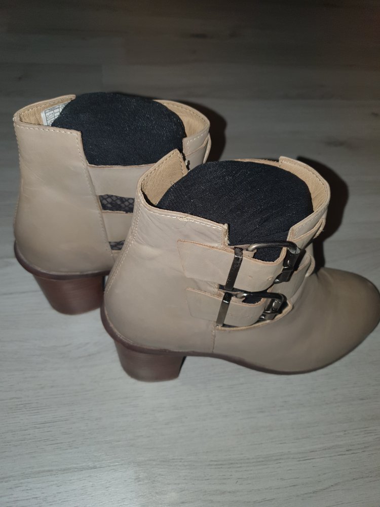 Stiefeletten. Größe 41. Echtes Leder mit 2 Metallschnallen 