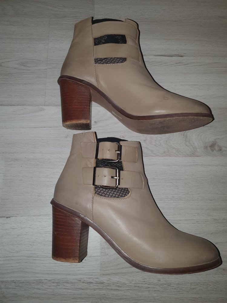 Stiefeletten. Größe 41. Echtes Leder mit 2 Metallschnallen 