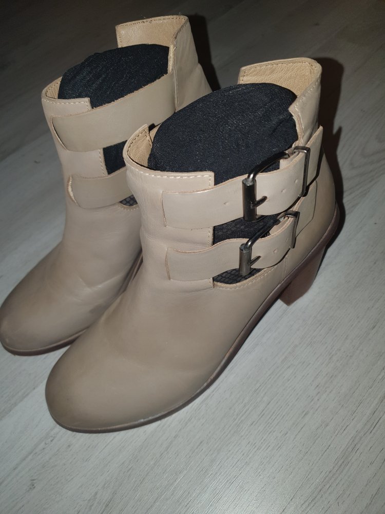 Stiefeletten. Größe 41. Echtes Leder mit 2 Metallschnallen 