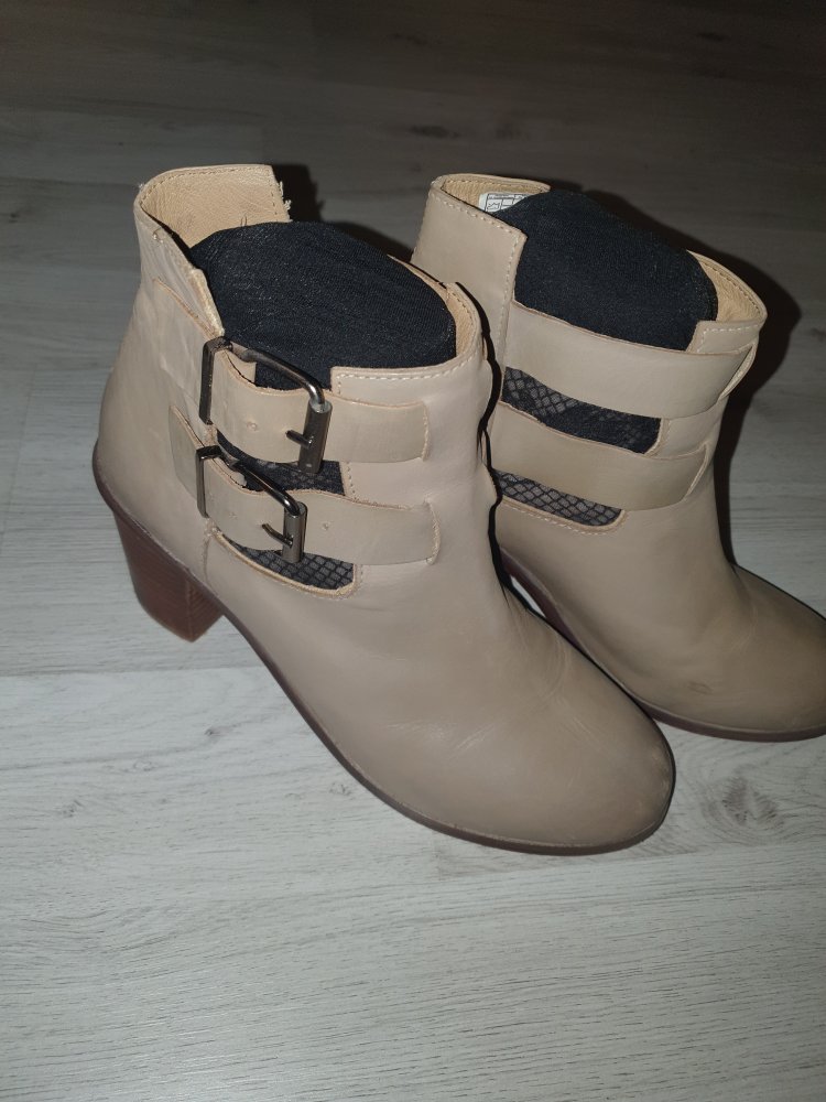 Stiefeletten. Größe 41. Echtes Leder mit 2 Metallschnallen 