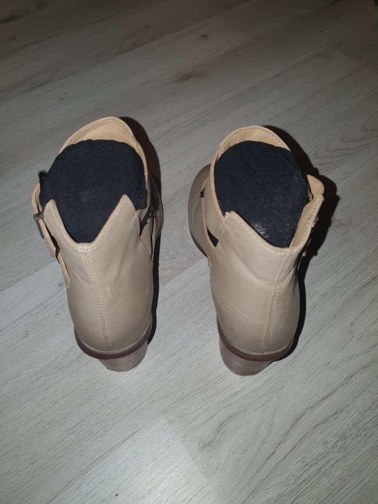 Stiefeletten. Größe 41. Echtes Leder mit 2 Metallschnallen 