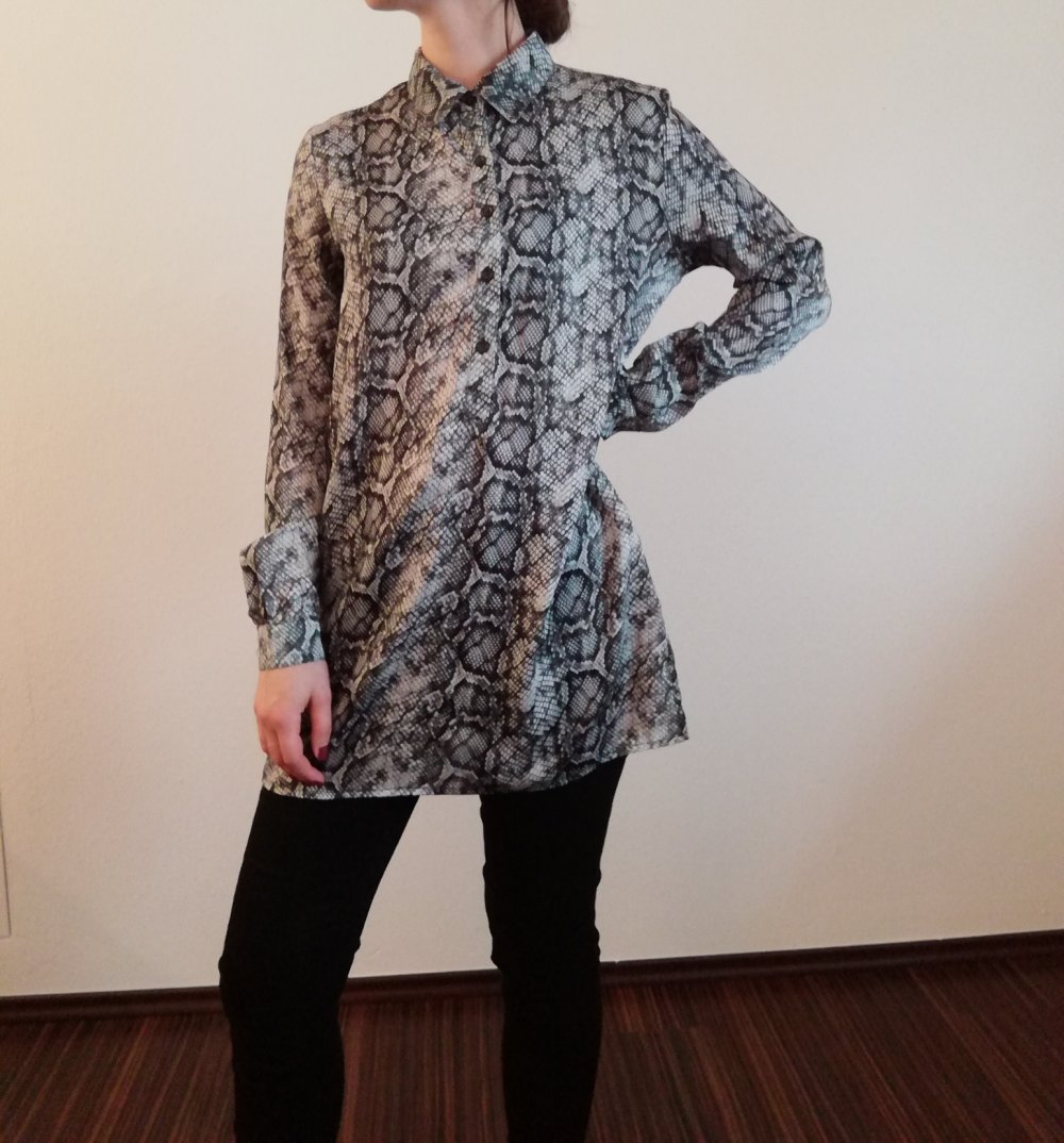 Oversize Bluse mit Schlangenprint
