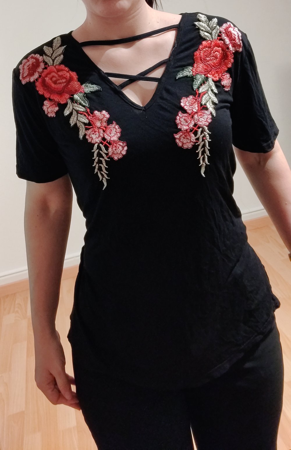 Schwarzes Top mit Blumenstickereien
