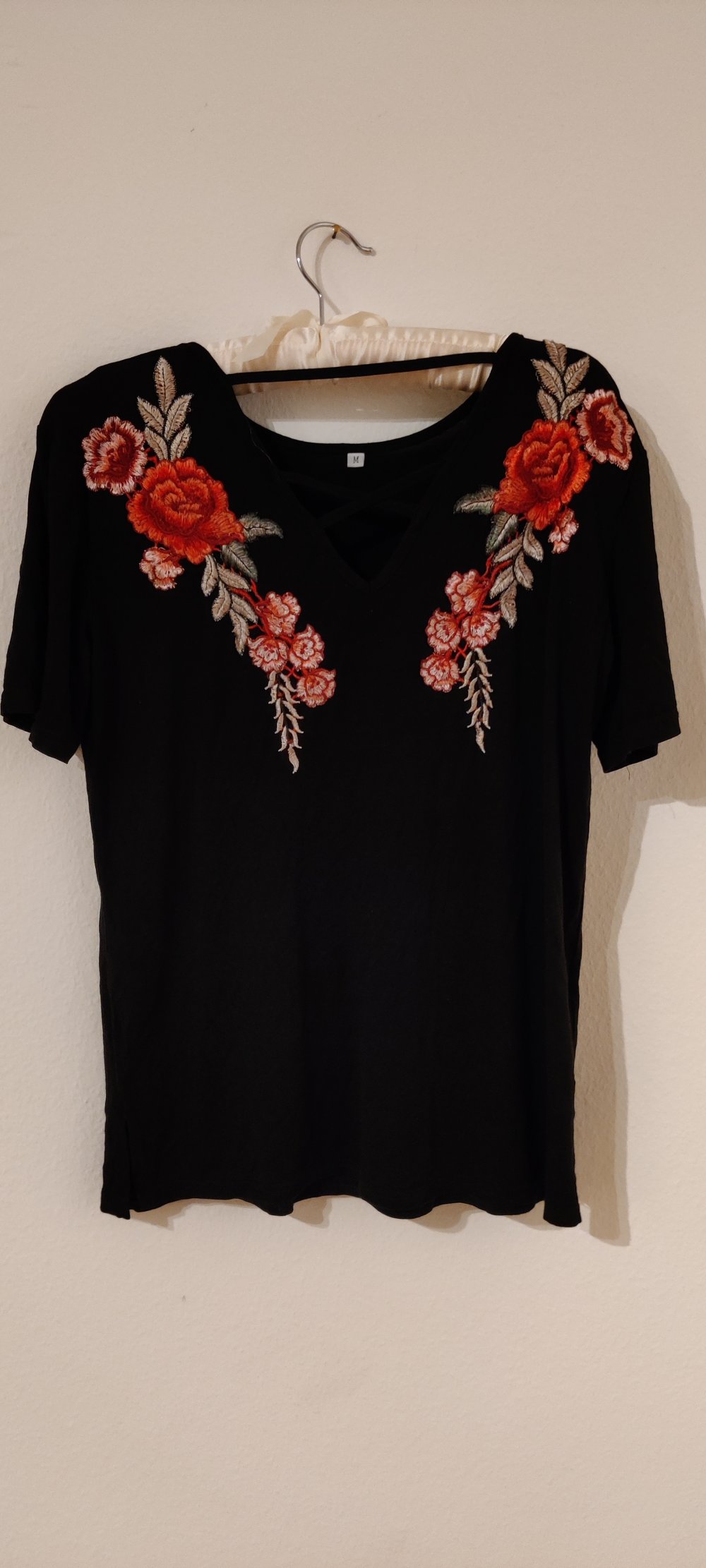 Schwarzes Top mit Blumenstickereien