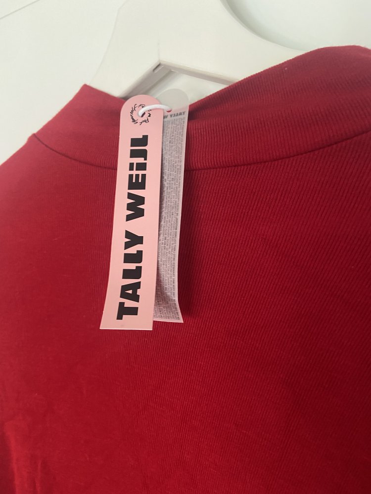 Roter weicher Pullover mit Turtleneck