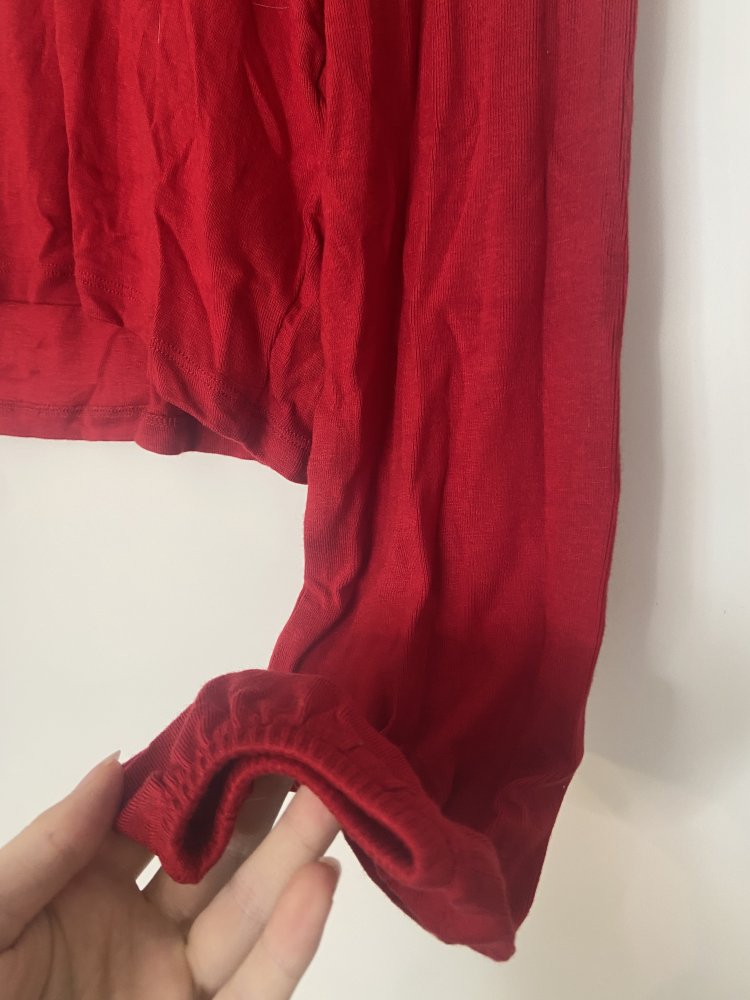 Roter weicher Pullover mit Turtleneck