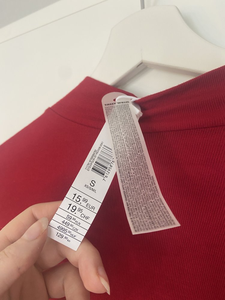 Roter weicher Pullover mit Turtleneck