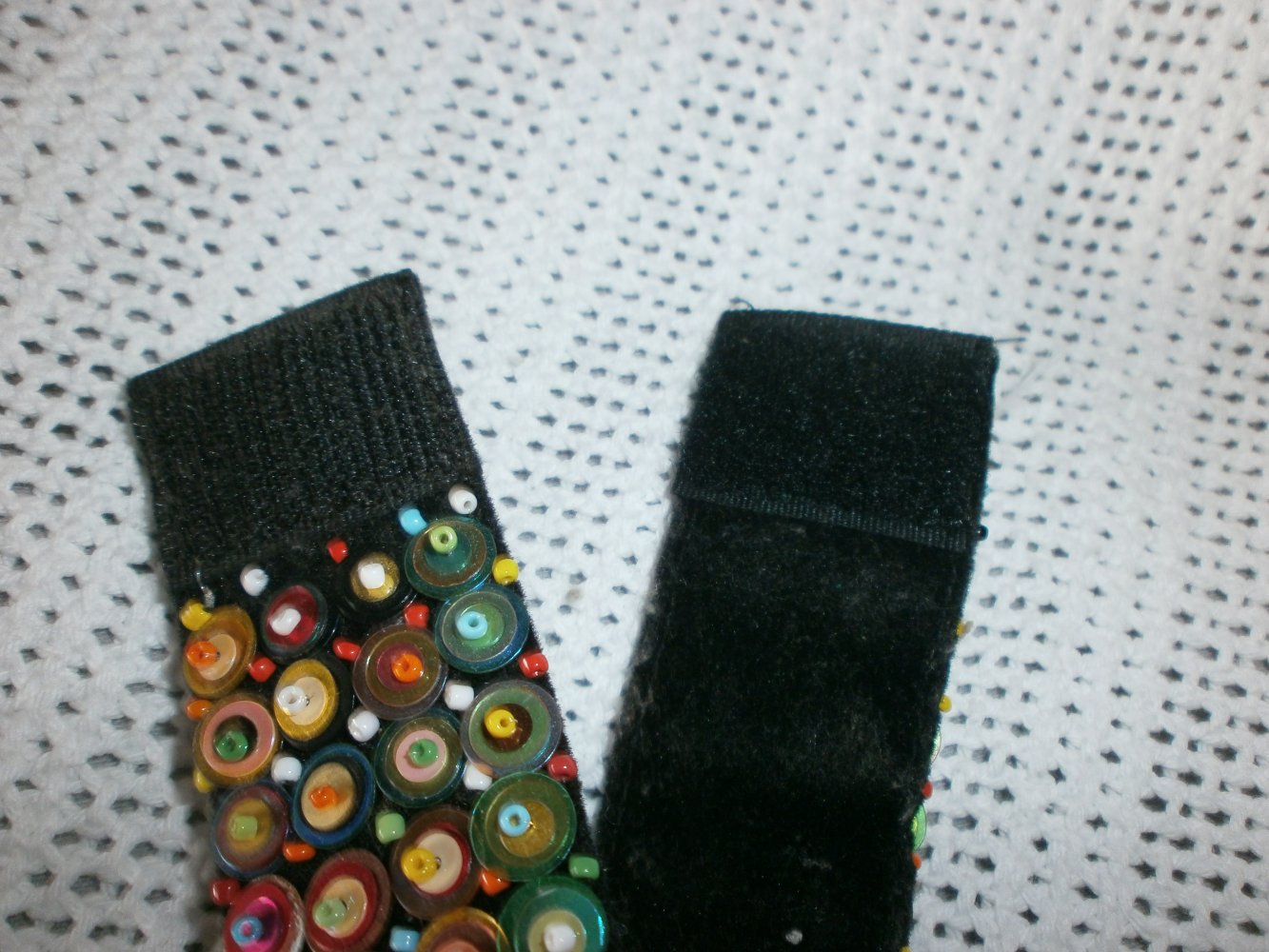 Schwarzes Samtarmband, bunte Pailletten, Klettverschluss,Thailand