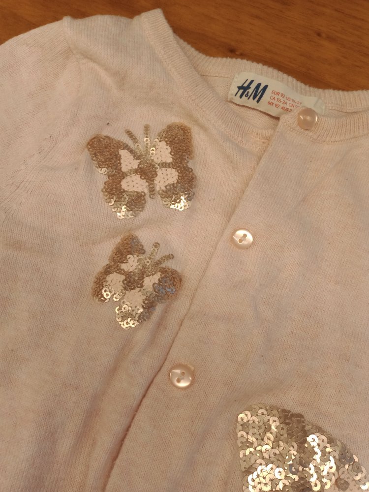 rosa Strickjäckchen mit Schmetterlingen aus Pailletten