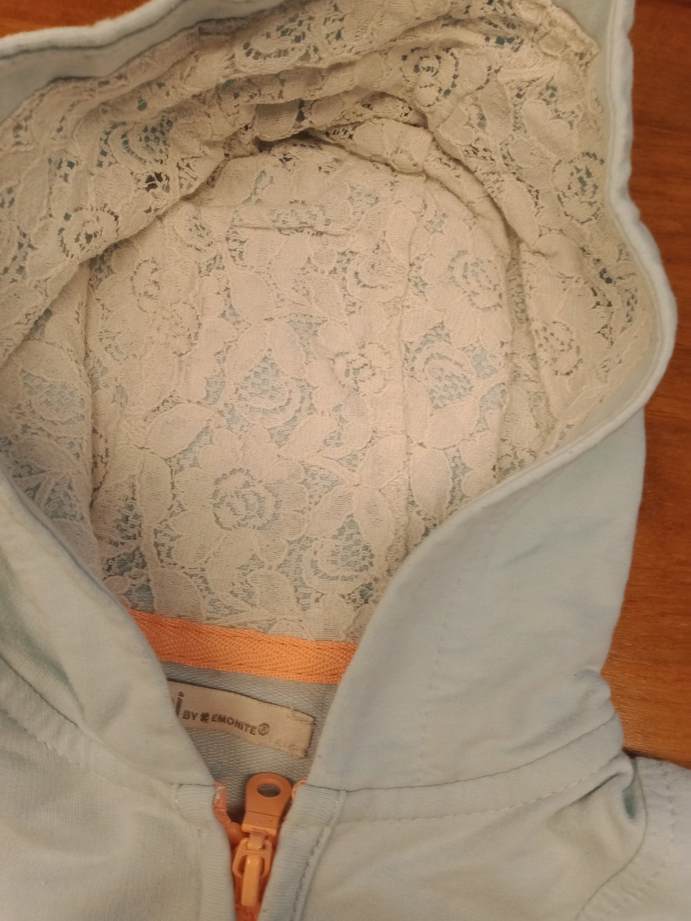 hellblaues Baumwolljäckchen mit Spitzen