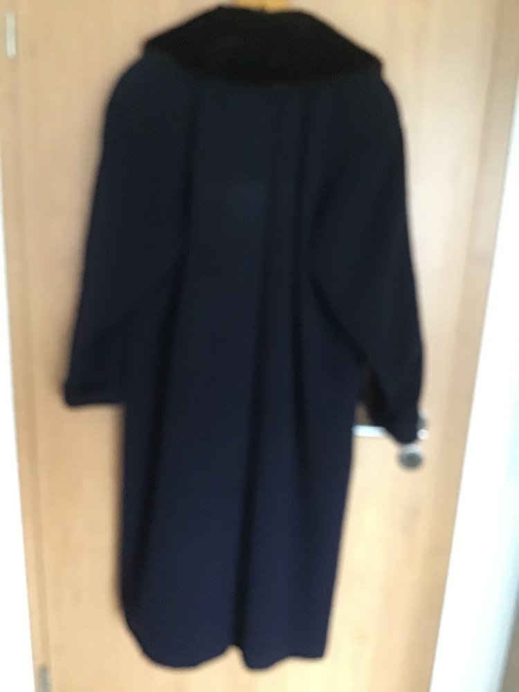 Eleganter Schurwollmantel mit abnehmbaren Kunstfellkragen