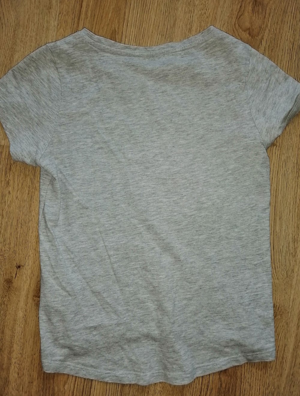 Graues T-shirt mit rotem Auftruck