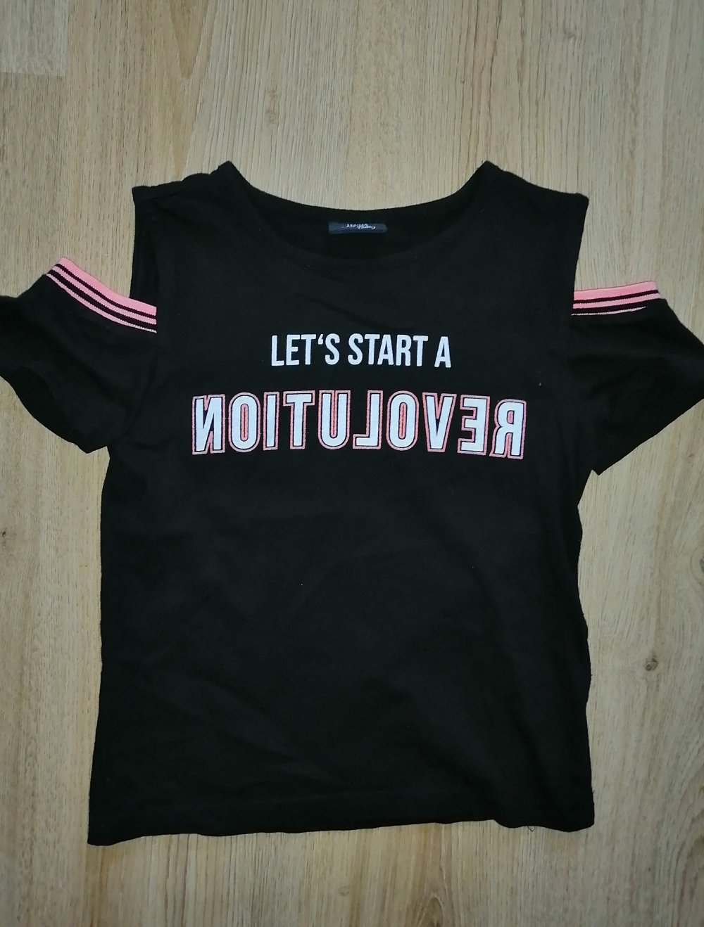 Schwarzes schulterfreies T-Shirt