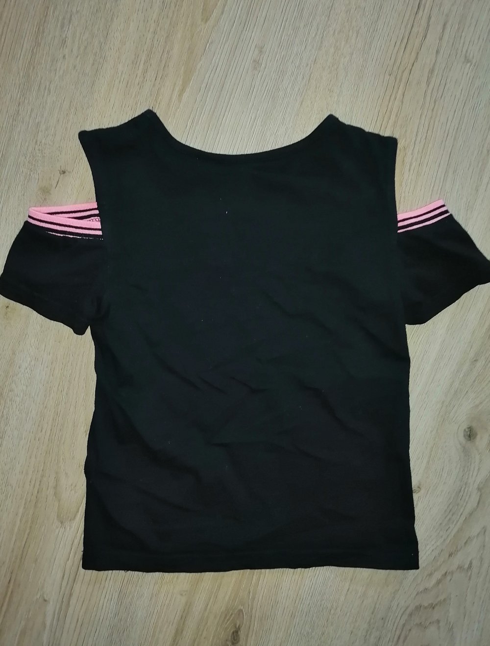 Schwarzes schulterfreies T-Shirt