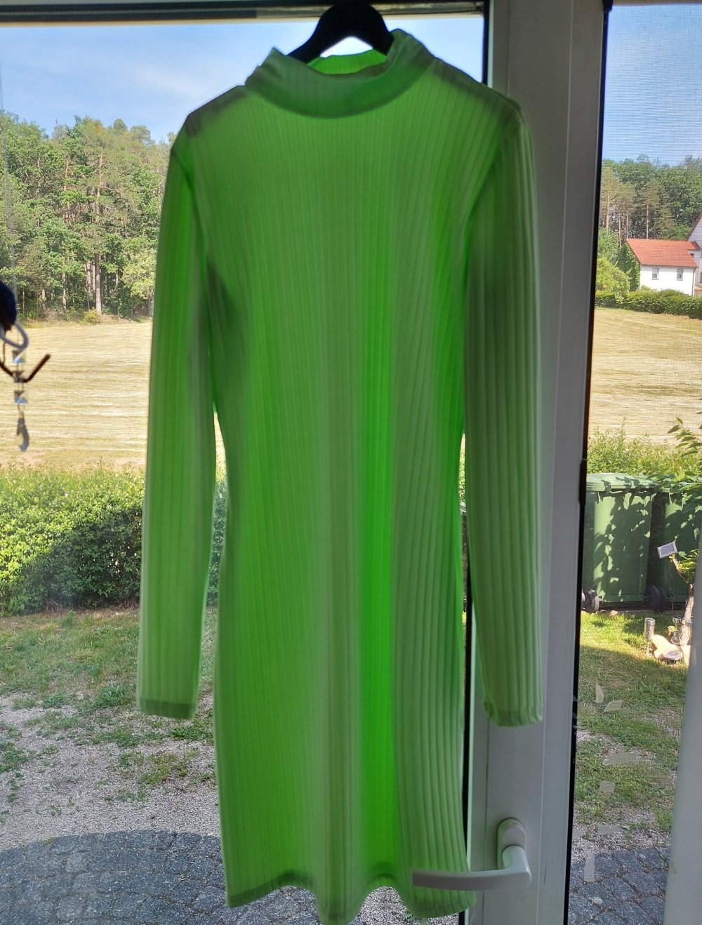 grünes kurzes Kleid