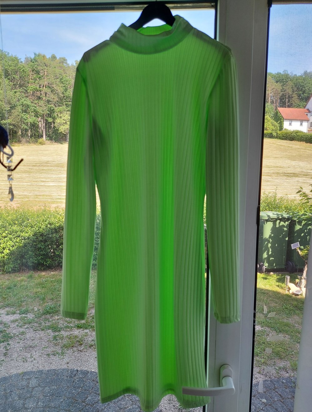 grünes kurzes Kleid