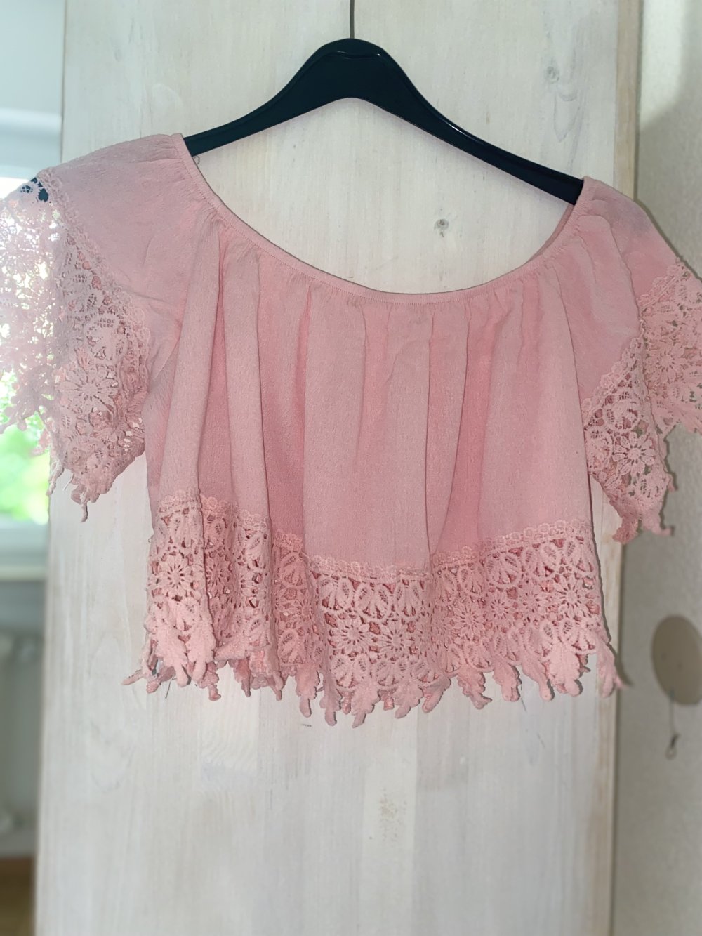 Pinkes Oberteil mit Fransen, schulterfrei