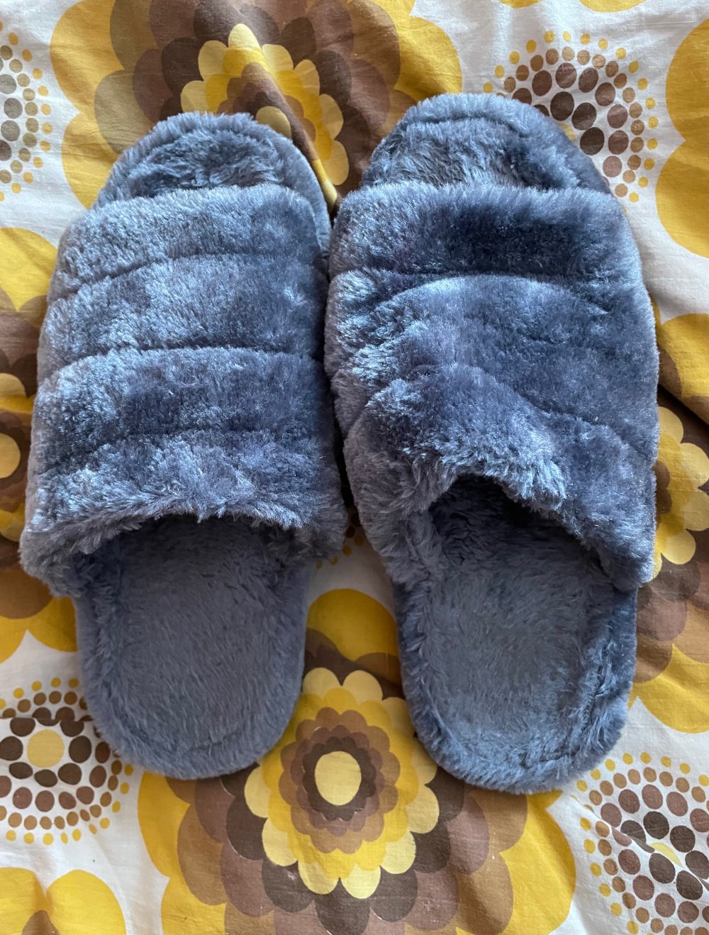 Graue Hausschuhe