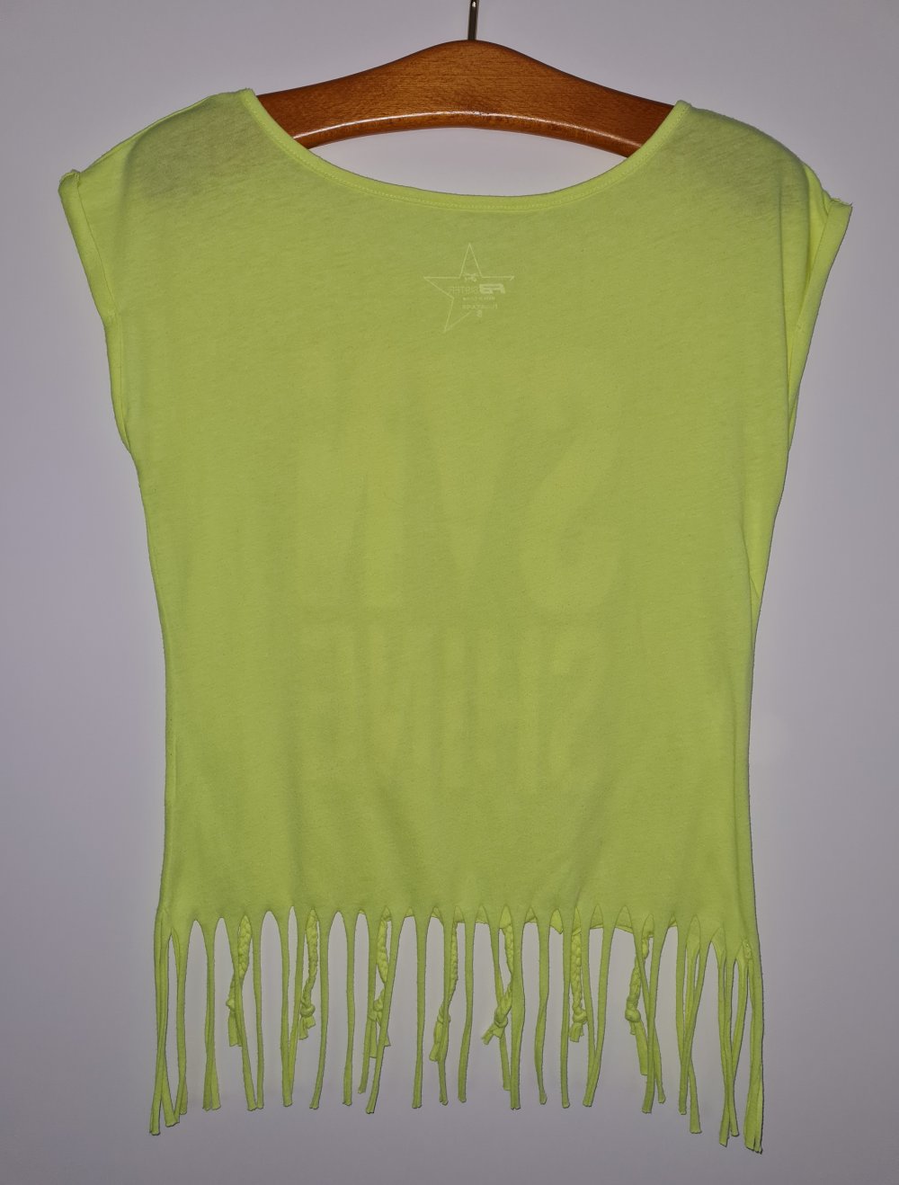 Zwei schöne Shirts mit Fransen