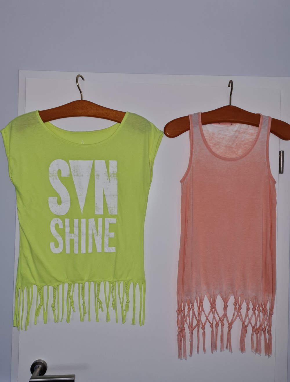 Zwei schöne Shirts mit Fransen