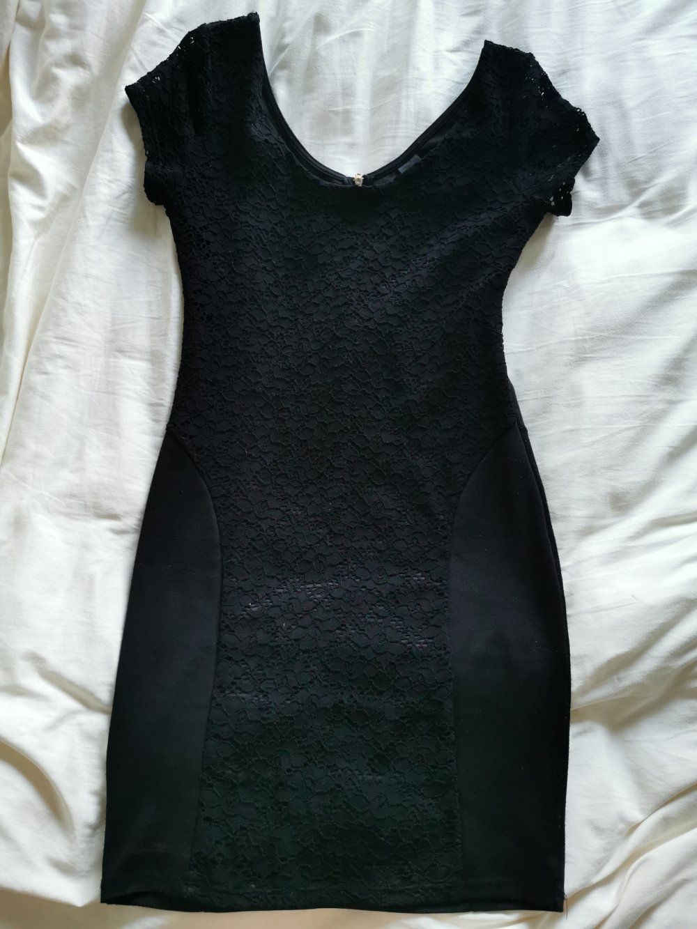 Schwarzes Kleid mit Spitzenärmel