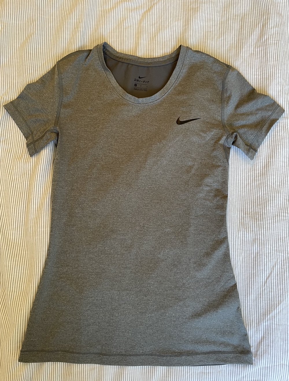 Graues Nike Sporttshirt