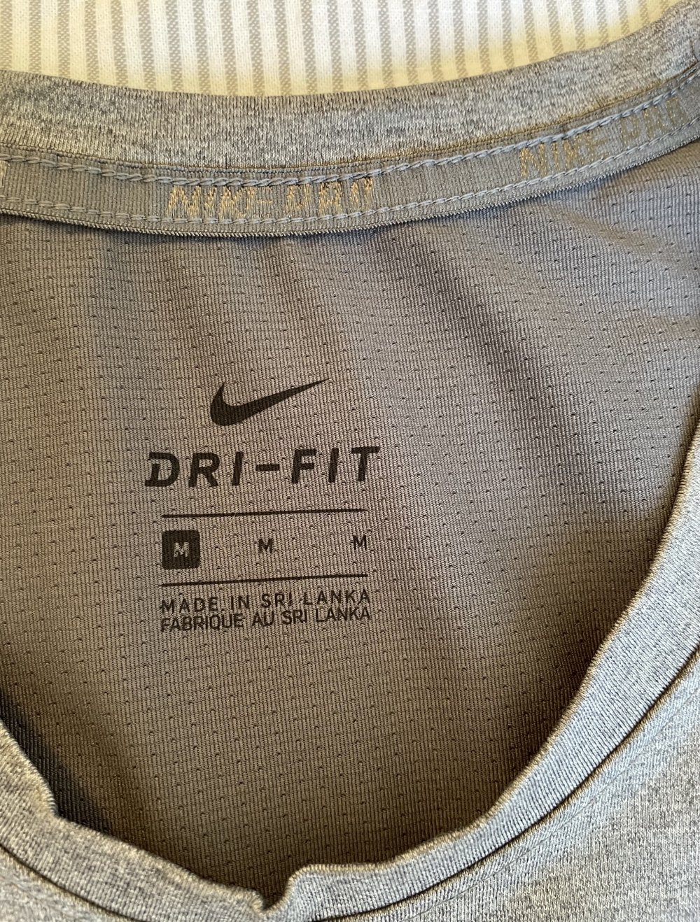 Graues Nike Sporttshirt