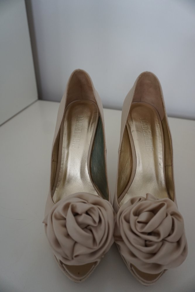 Madeleine High Heels mit Blume satin Creme Gr. 38