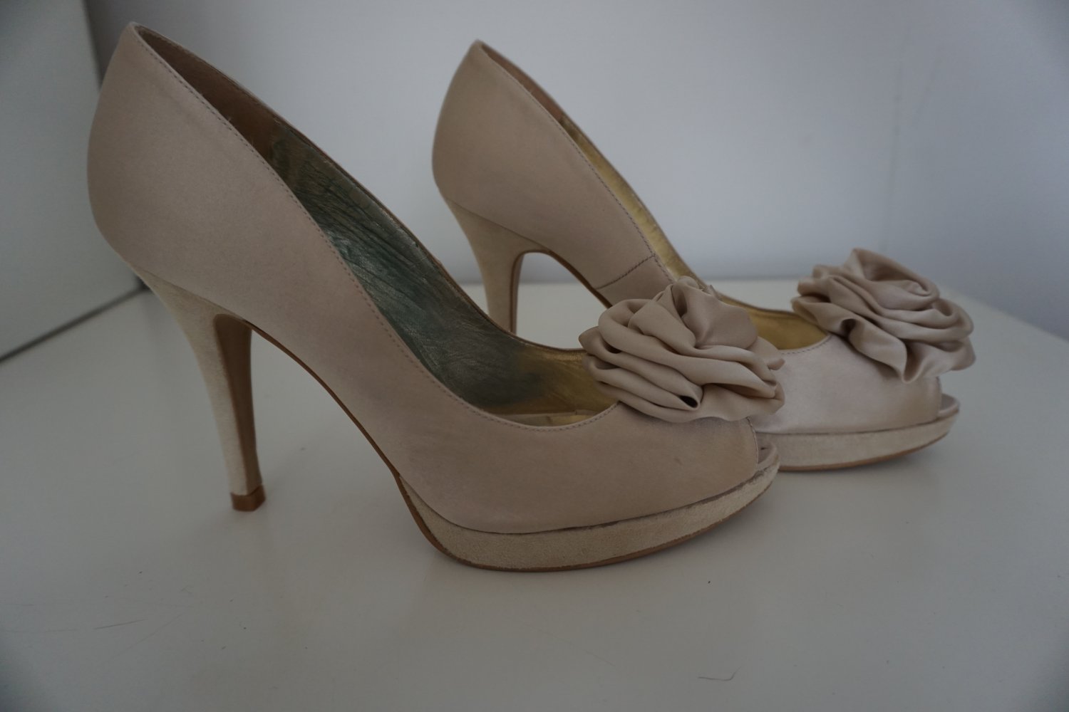 Madeleine High Heels mit Blume satin Creme Gr. 38