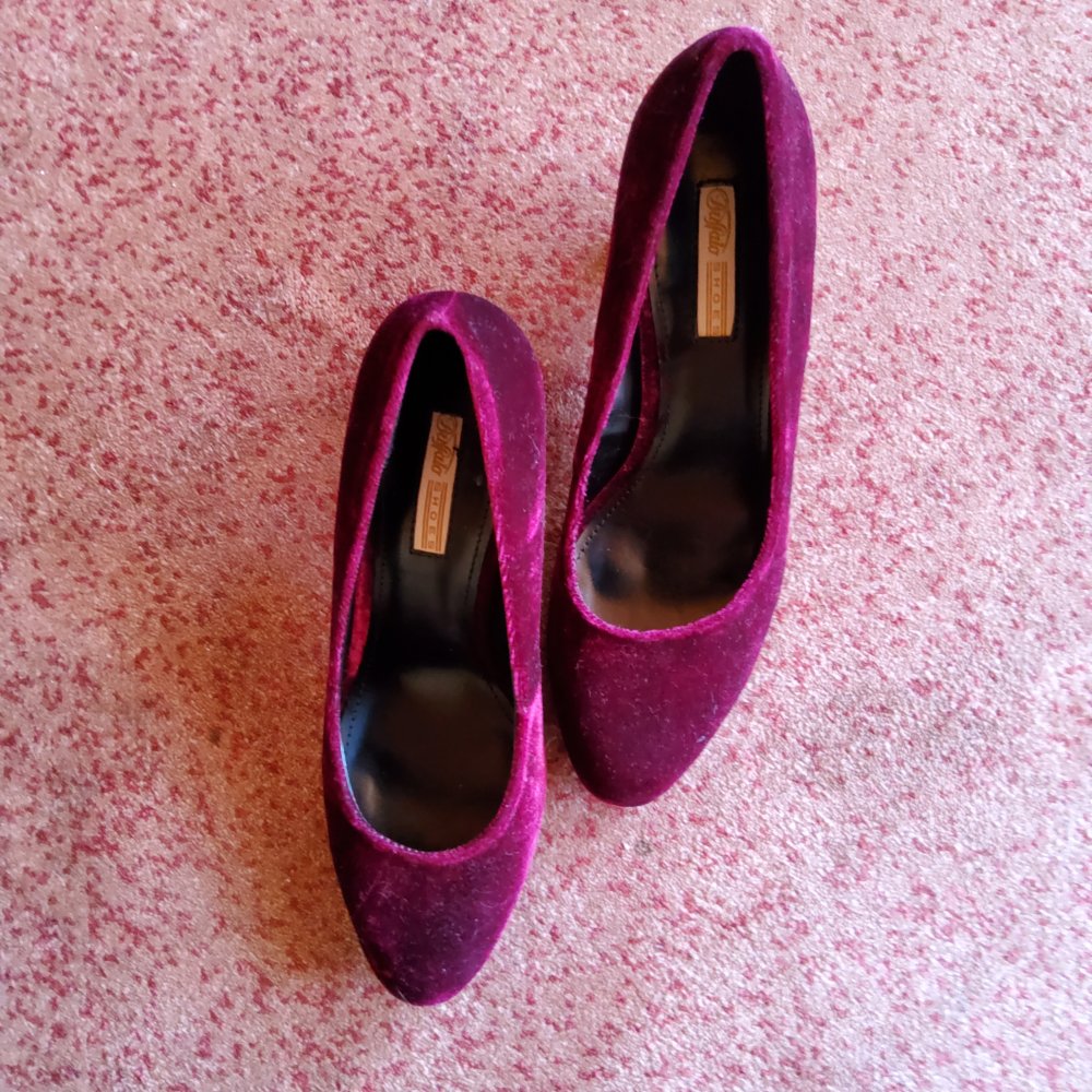 Ein ungleiches Paar! Wunderschöne neue Schuhe von Buffalo aus bordeauxfarbenem Samt 38/39