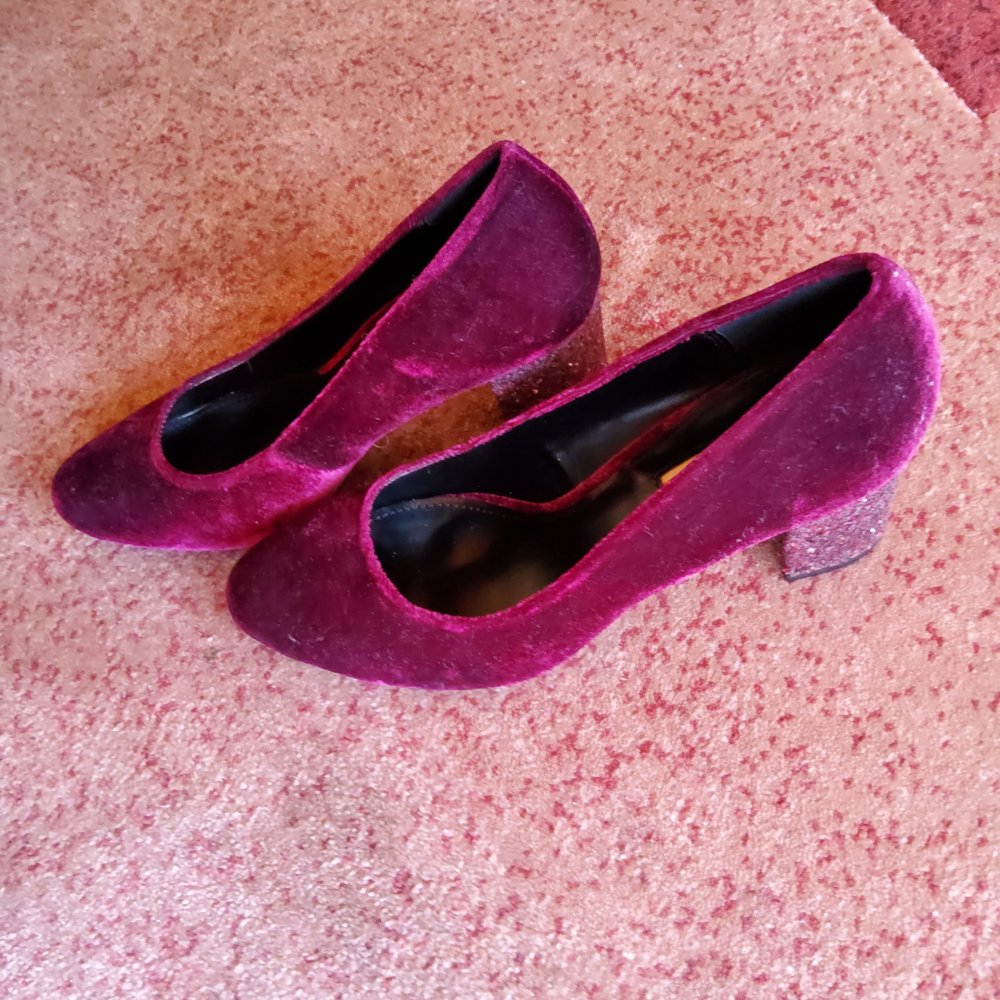 Ein ungleiches Paar! Wunderschöne neue Schuhe von Buffalo aus bordeauxfarbenem Samt 38/39