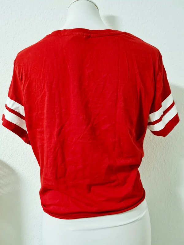 Rotes Crop-Shirt zum Binden