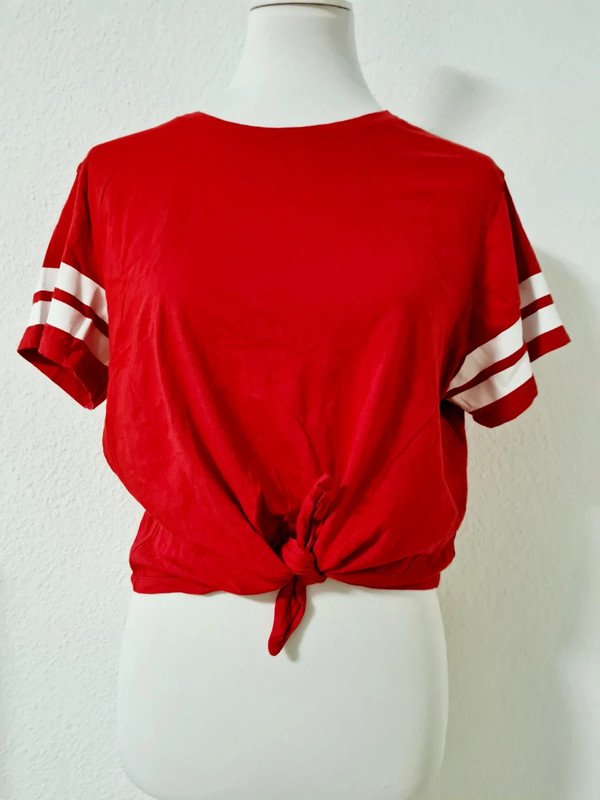 Rotes Crop-Shirt zum Binden