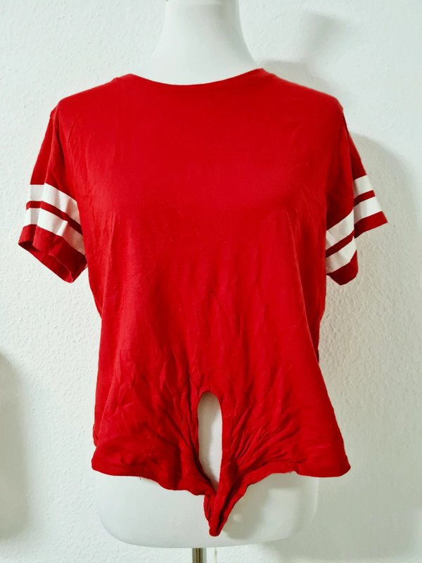 Rotes Crop-Shirt zum Binden