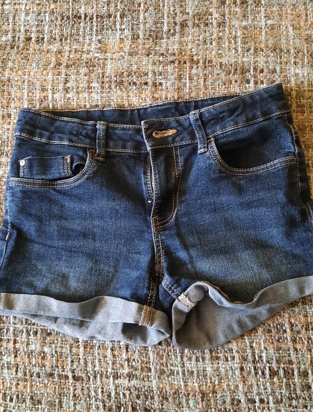 dunkelblaue Jeansshorts; 4€