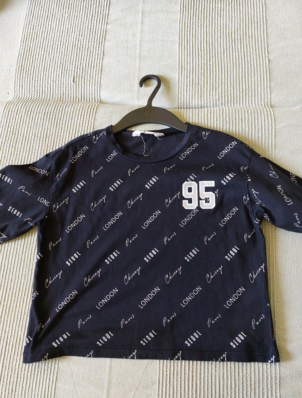 schwarzes halbärmliges T-Shirt; 5€