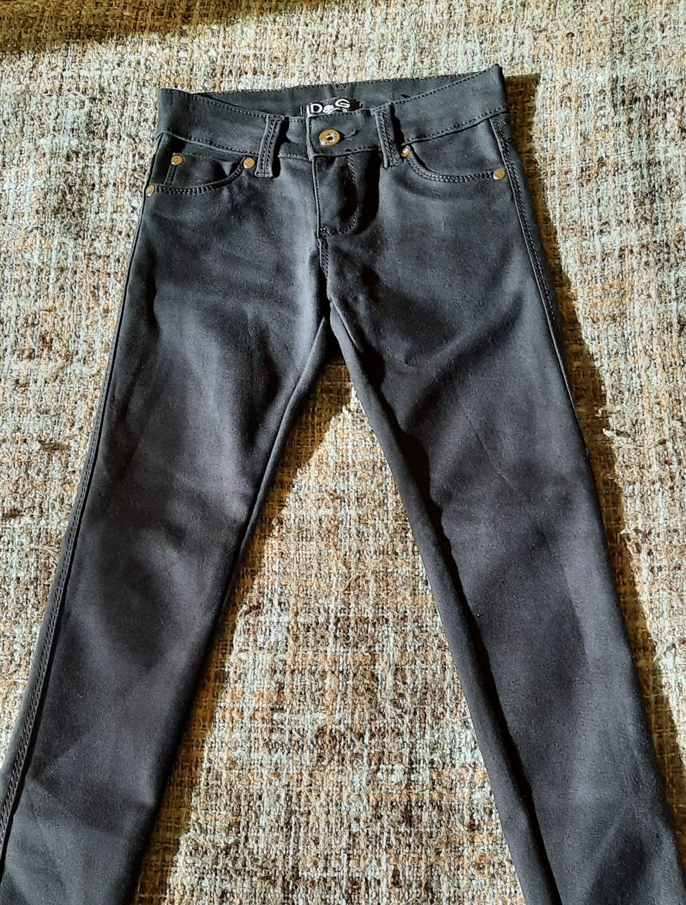 schwarze Jeans; 8€
