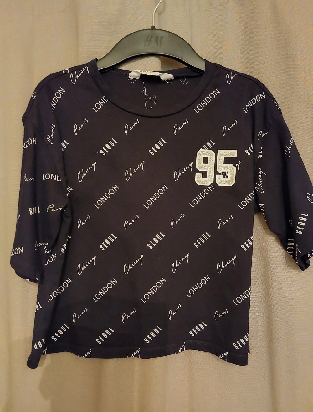 schwarzes halbärmliges T-Shirt; 5€