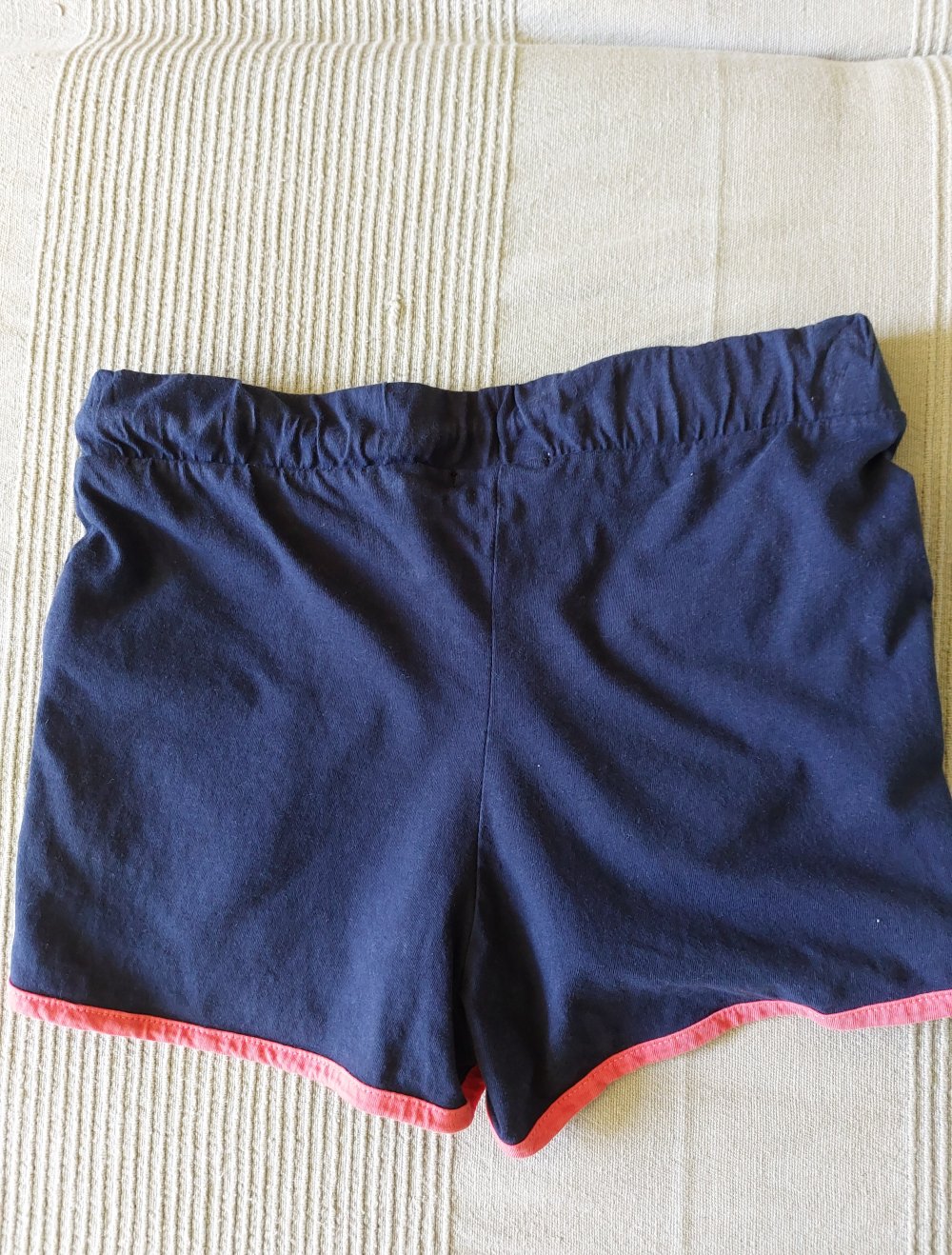 marineblaue Shorts, 4€