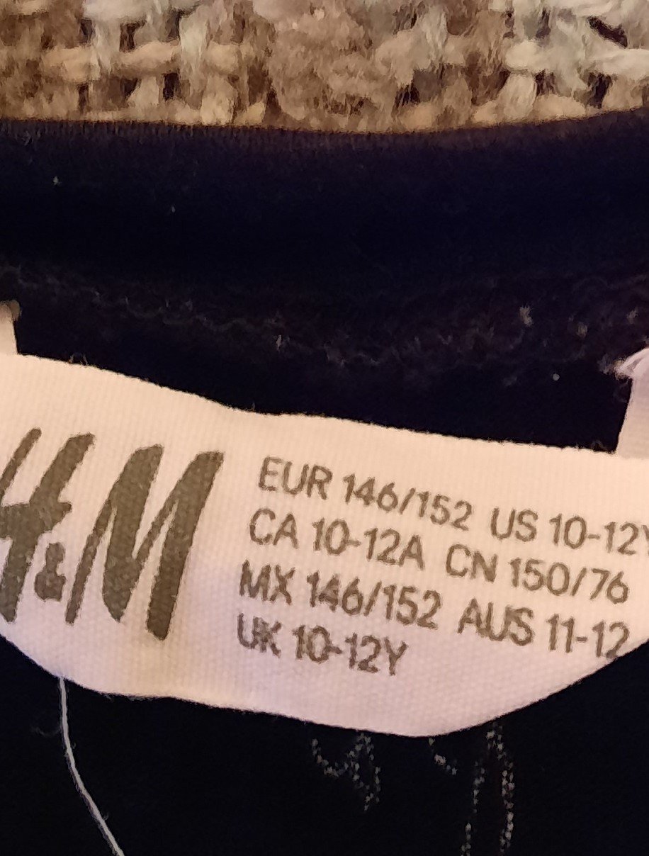 schwarzes halbärmliges T-Shirt; 5€