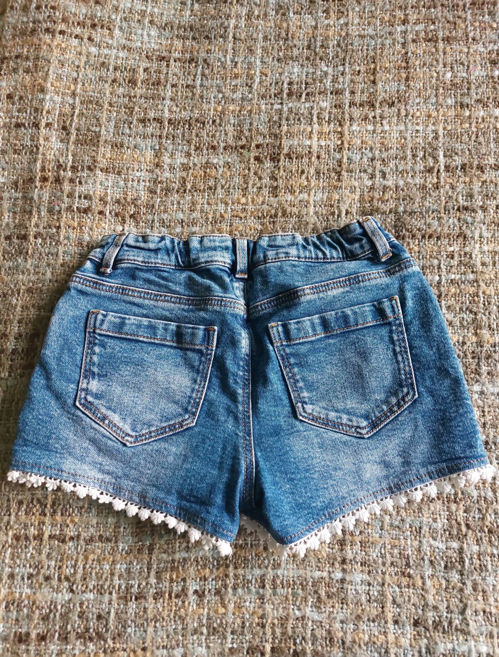 kurze Jeansshorts; 4€