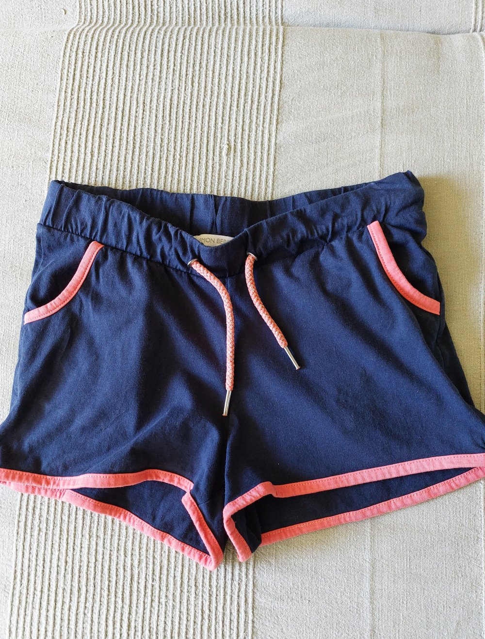 marineblaue Shorts, 4€