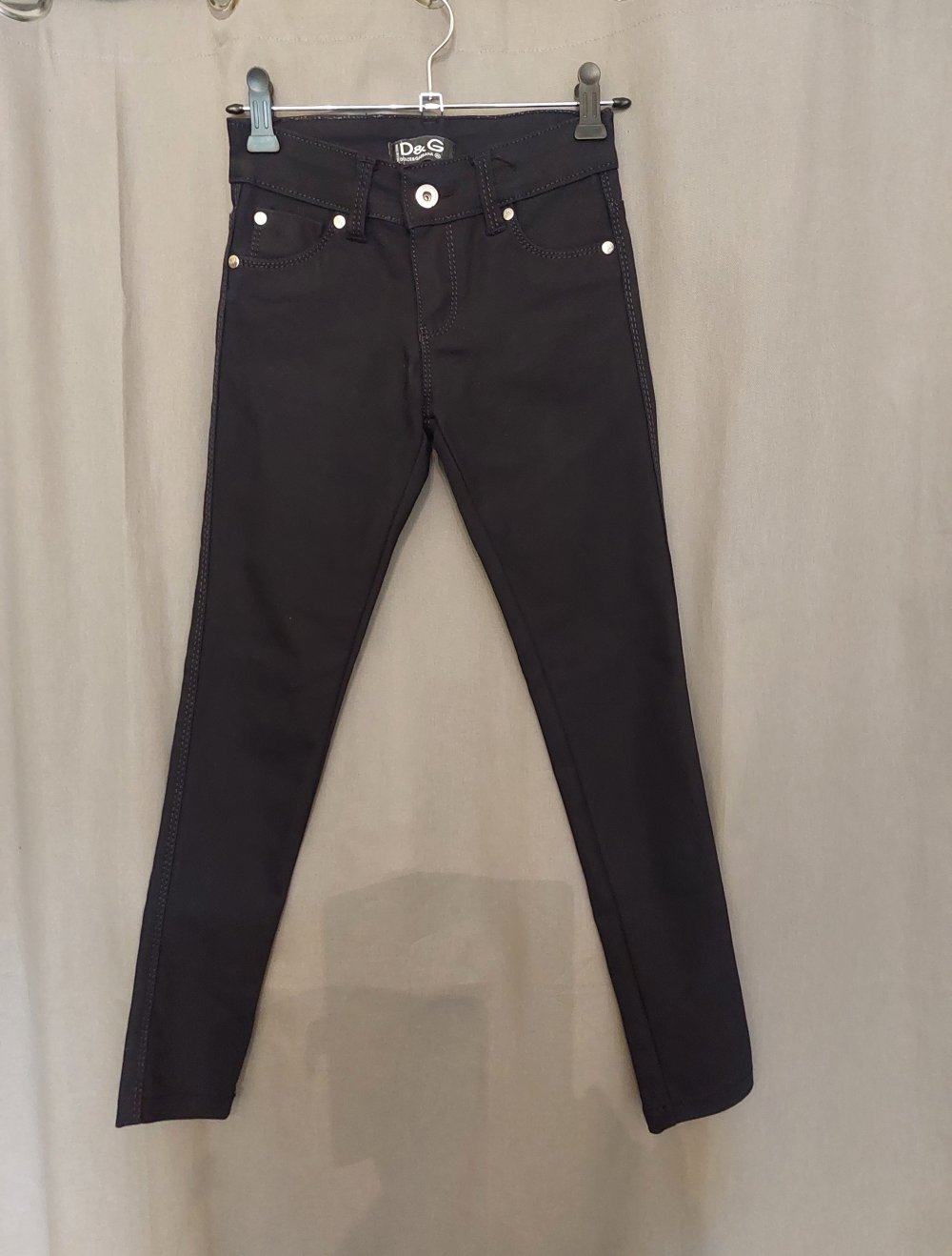 schwarze Jeans; 8€