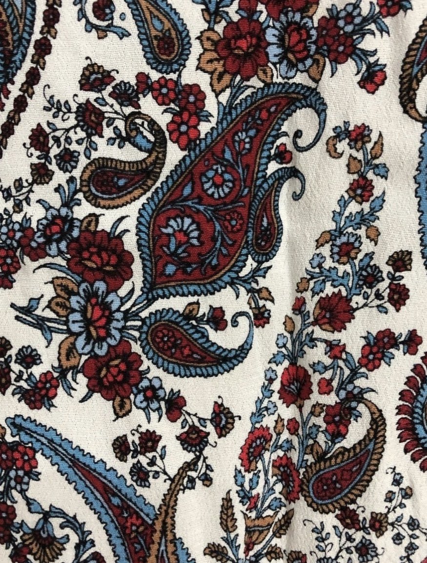creme weiße T-Shirt Bluse mit buntem Paisley Muster